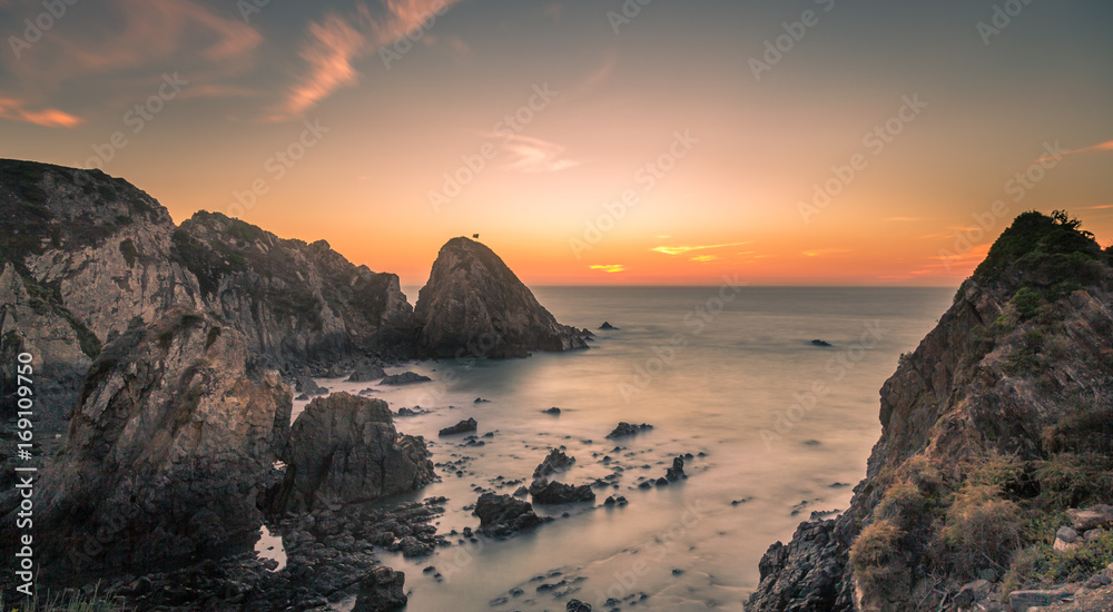 Obraz premium Coastline Rocky Landscape Exposure done in the South Coast of Portugal