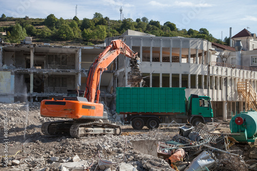 Pelle m  canique et camion devant un chantier de d  molition d un vieil EHPAD