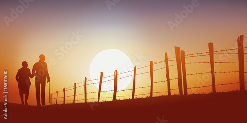 promenade - campagne - senior - couple - marchant - chemin - coucher de soleil