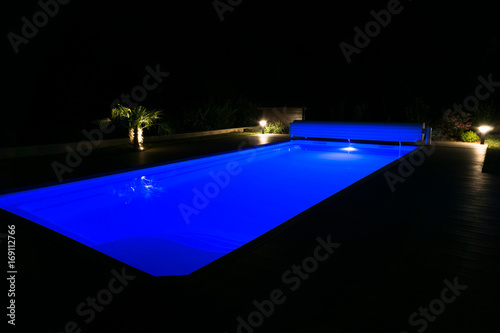 piscine éclairée de nuit