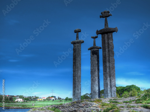 Epées dans la pierre, sculptures à Stavanger, Norvège