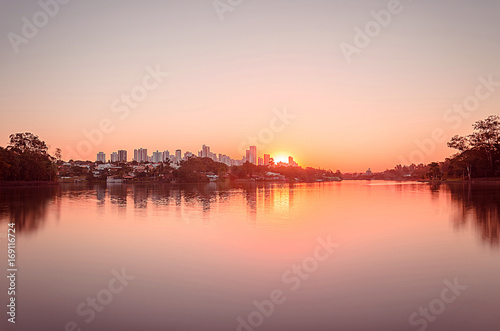 Beautiful warm sunset at Londrina city and Igapo lake © Vinícius Bacarin