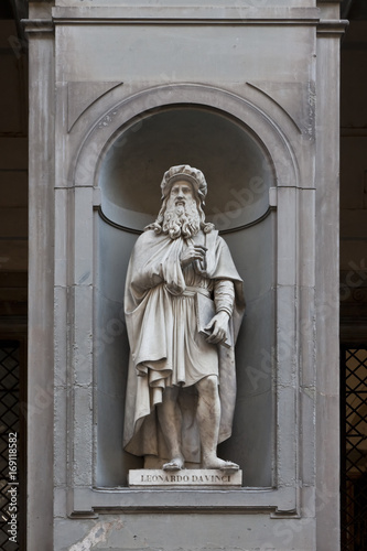 Statuen bei den Uffizien berühmter Zeitgenossen, Leonardo da Vinci photo
