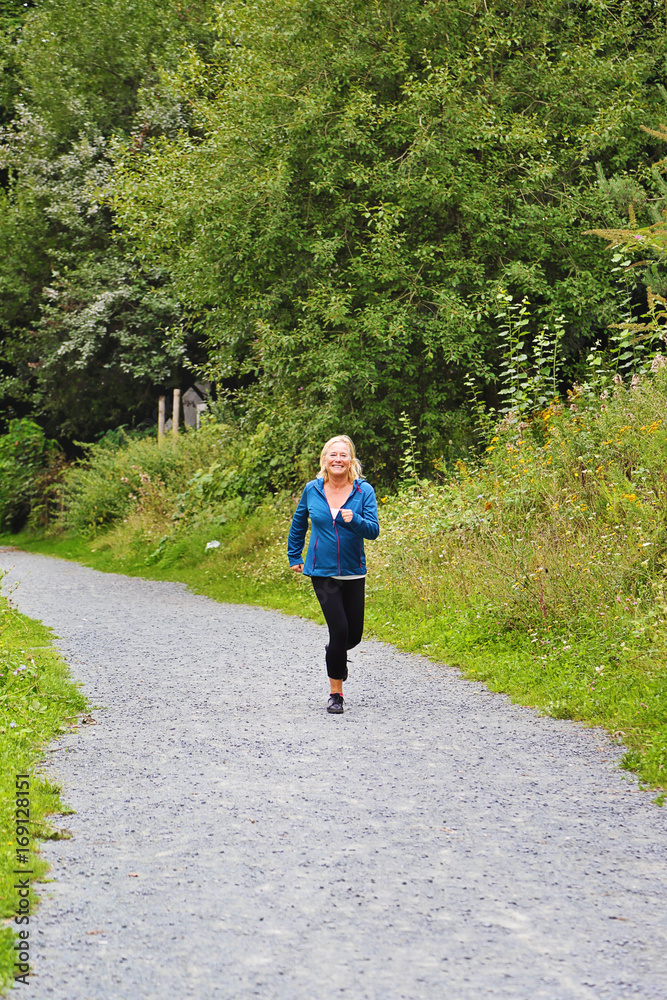 femme senior active faisant du jogging dans un parc Stock Photo | Adobe  Stock