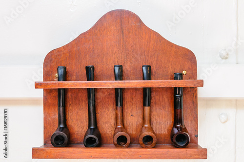 Fotografia Wooden pipe rack with five pipes.