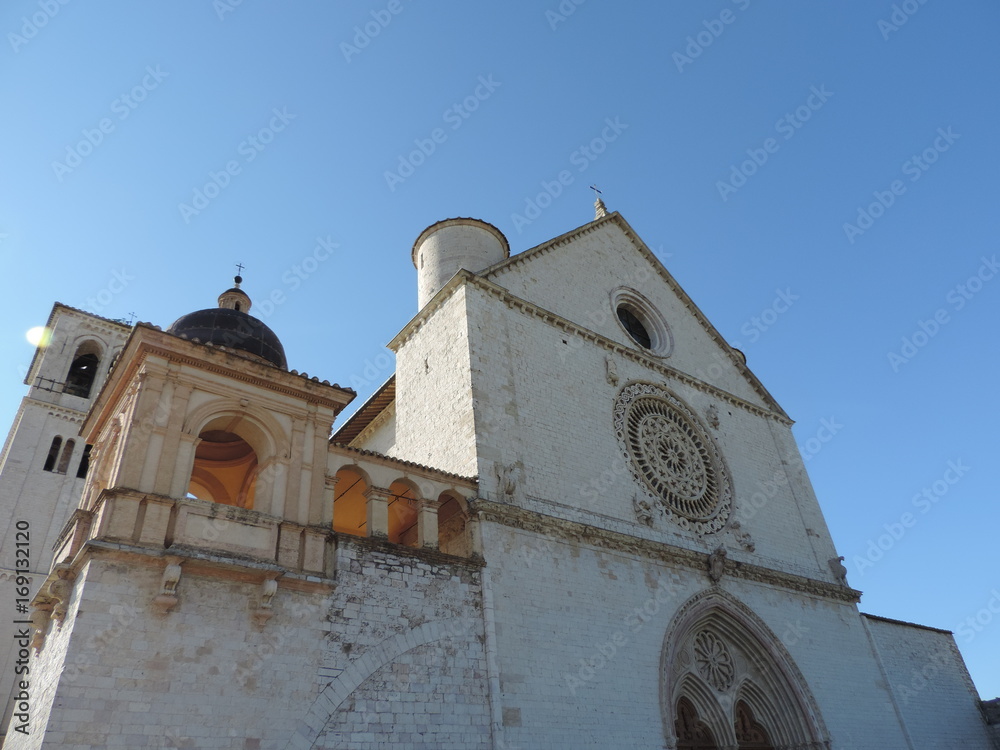 Facciata illuminata della Basilica di San Francesco, Assisi, Umbria