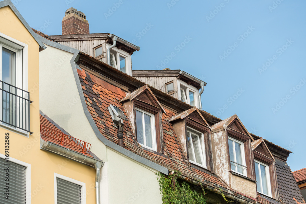 Altes Dach mit Schindeln, zwei Kaminen und Dachfenster