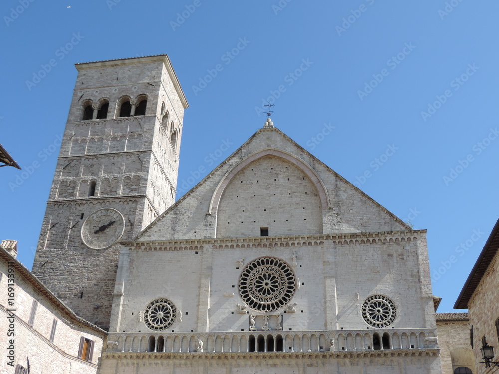 Facciata del Duomo di Assisi, Umbria, Italia