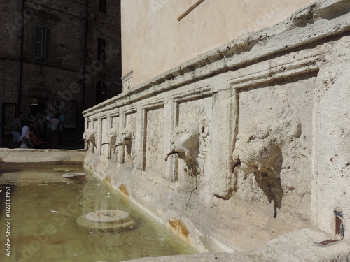 Fonta nella piazza del Duomo di Assisi, Umbria, Italia photo