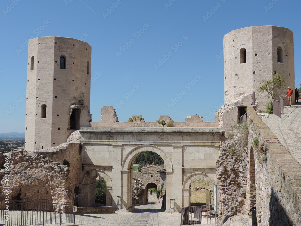 Porta romana con torri ottagonali, Spello Umbria, Italia