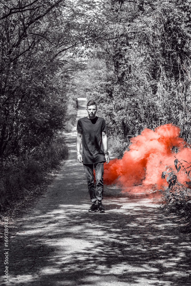 Obraz premium Man walking in the woods