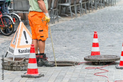 Straßenarbeiter bei Kanalarbeiten