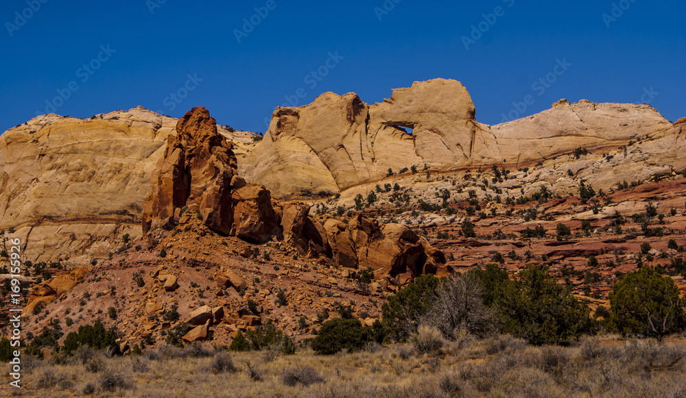 Fototapeta premium Arch and Butte at Capital Reef