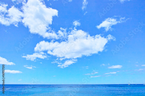 ハワイ ワイキキビーチからの海と雲