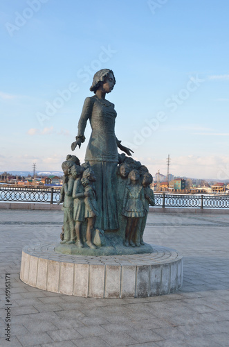 Памятник учителю в окружении детей на Нижней набережной весной, Иркутск, Россия