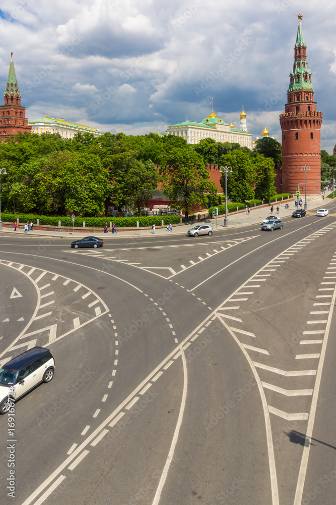 Obraz premium Kremlin and the road with the markings - a summer day before the rain