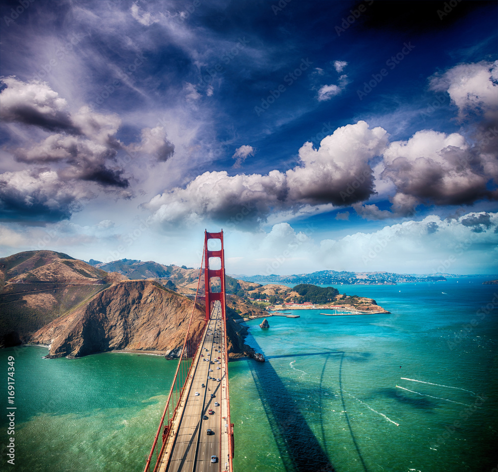 Fototapeta Zasięrzutny widok Golden Gate Bridge od helikopteru, San Fransisco