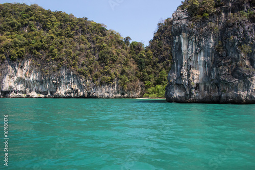 タイ国、ボート島巡りツアー、エメラルド色の海