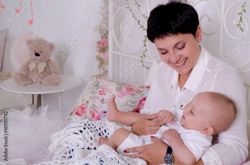 Obraz na płótnie Happy mother with newborn baby w salonie