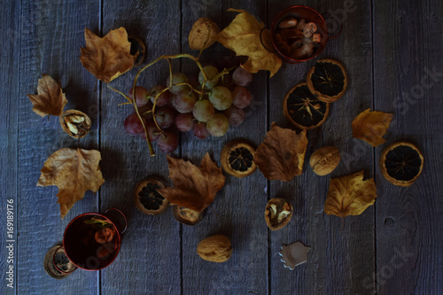 Uvas sobre la mesa de madera con ambiente oto  al