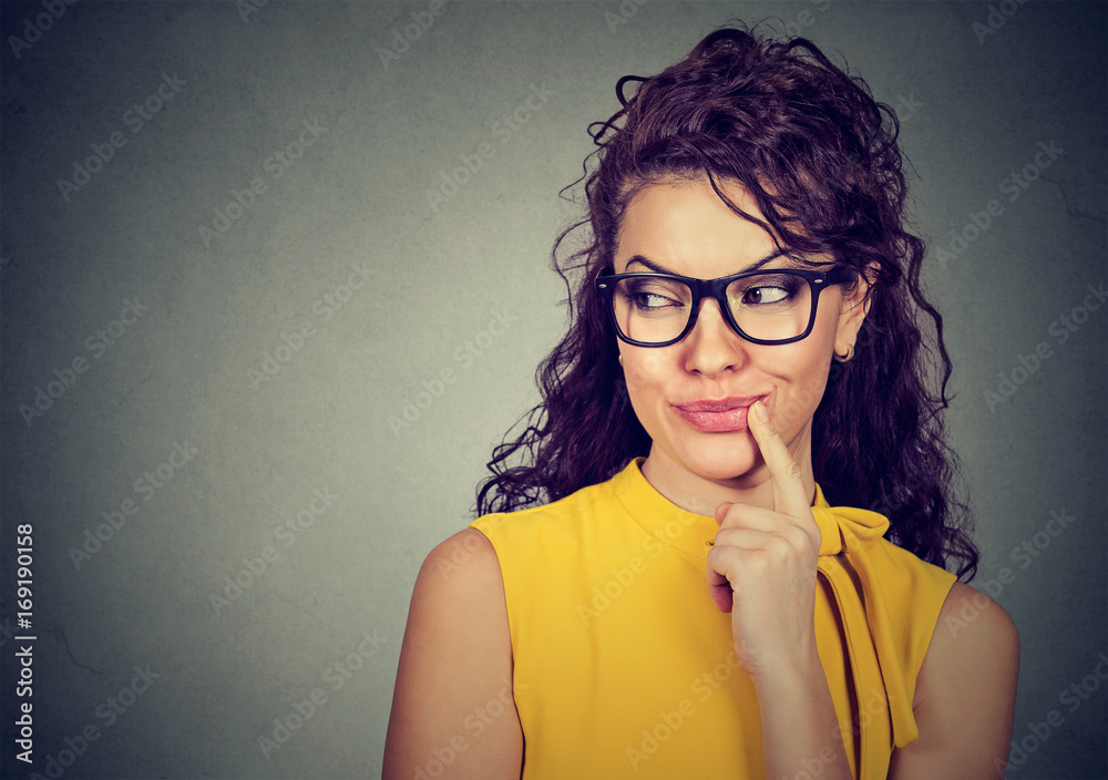 Φωτογραφία Closeup portrait of a smiling flirting woman in yellow dress with finger on lips looking sideways