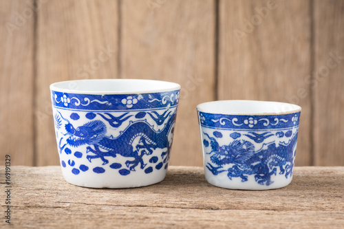 Εκτύπωση καμβά traditional vintage Chinese blue and white pottery in dragon pattern tea cup on