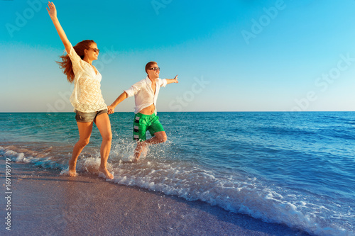 Canvas Print Happy young couple enjoying the sea