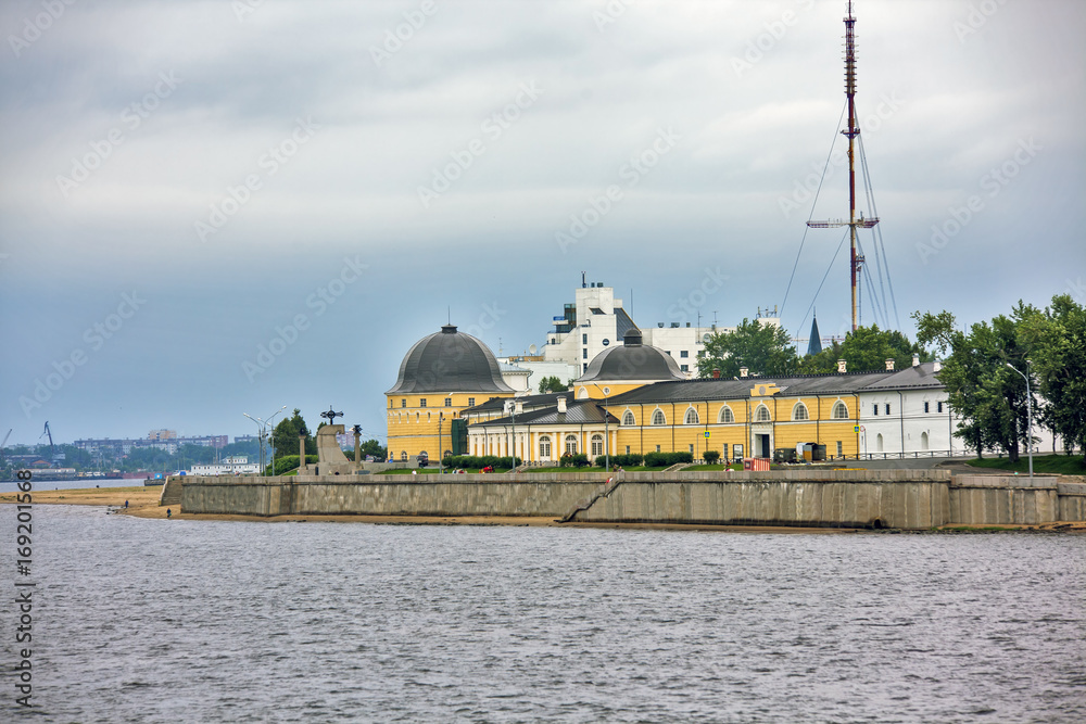 Гостиный двор, набережная Северной Двины, памятный знак основания города Архангельск, первому морскому порту России. Архангельск.