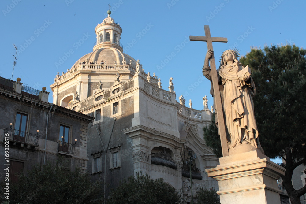 Catania, chiesa Badia di Sant'Agata e statua duomo