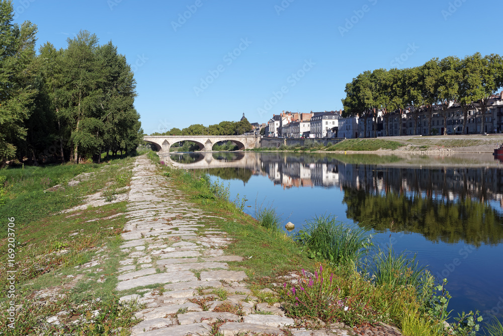 Pont royal et rives de la Loire à Orléans Pont royal et rives de la Loire à Orléans