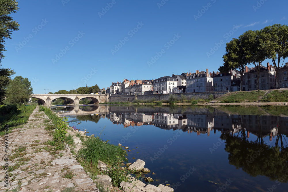 Pont royal et rives de la Loire à Orléans