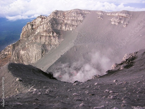 Rot glühende Lava am Grund des Gifelkraters auf dem Vulkan Semeru (3676 m) in Java/Indonesien