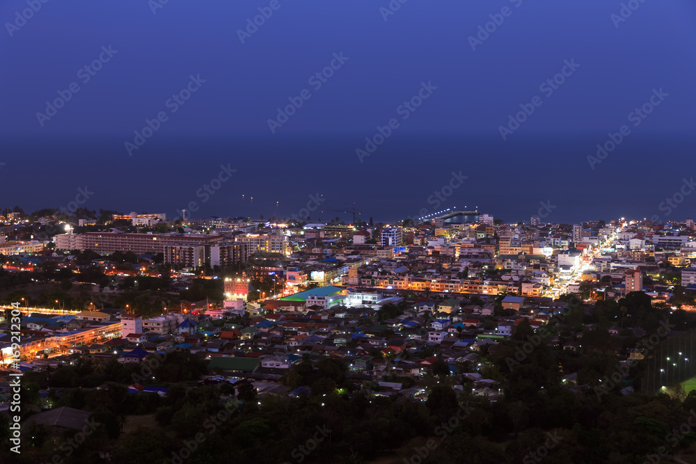 Obraz premium Hua Hin town from scenic point at twilight