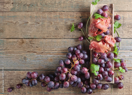 Jamon serrano with parsley and grape.