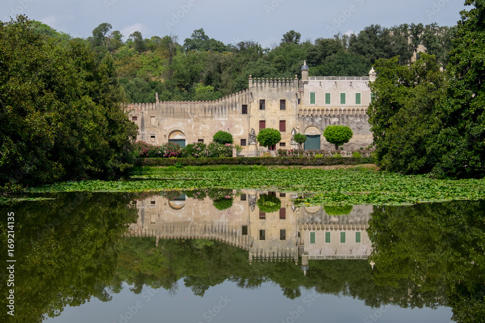 Obraz premium Italian Villa Reflection