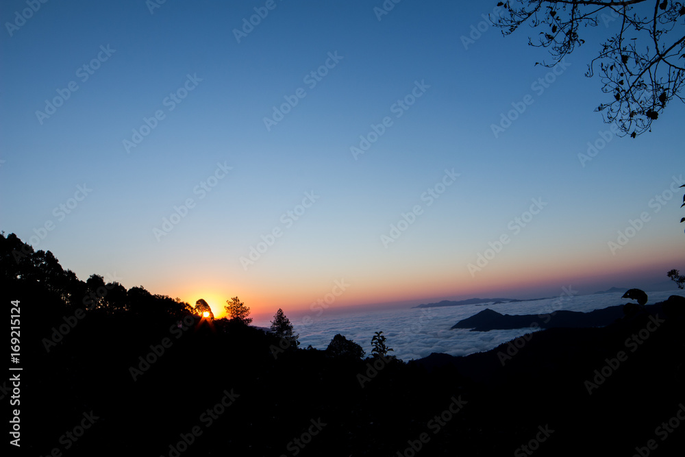 Obraz premium Amanecer en las montañas