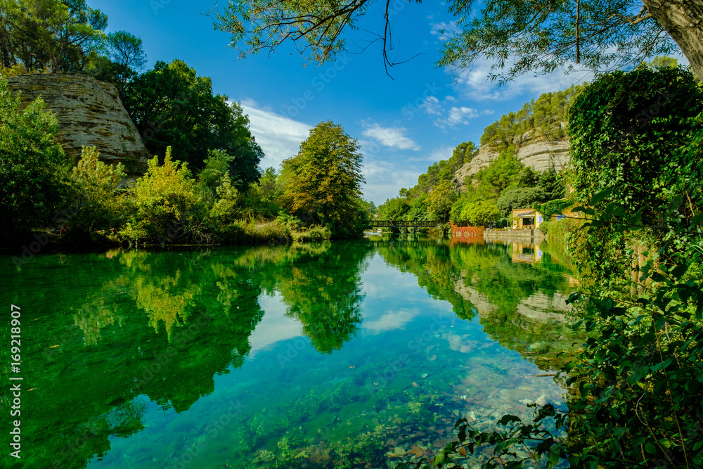 Paysage de Provence en été, France. Fontaine de Vaucluse, la rivière Sorgue, les arbres et les rochers.