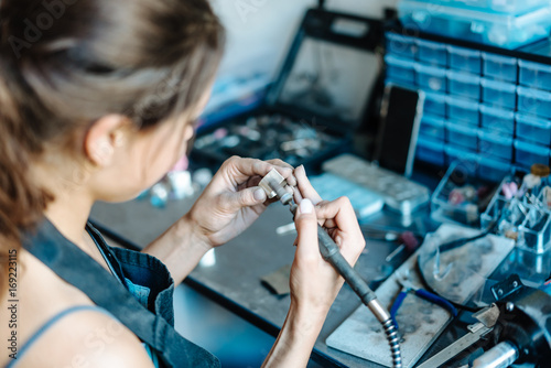 Foto The girl is engaged in jewelry business