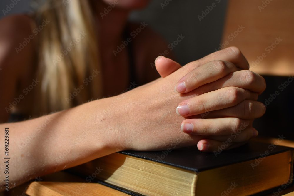 Gebetshände auf einer Bibel Gebetshände auf einer Bibel