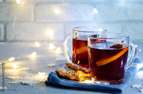 Mulled wine with gingerbread cookies and Christmas light