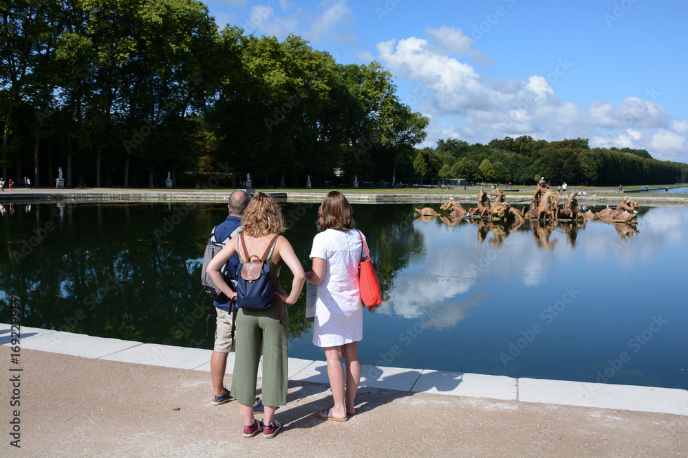 famille devant le bassin du char d'apollon à versailles famille devant le bassin du char d'apollon à versailles