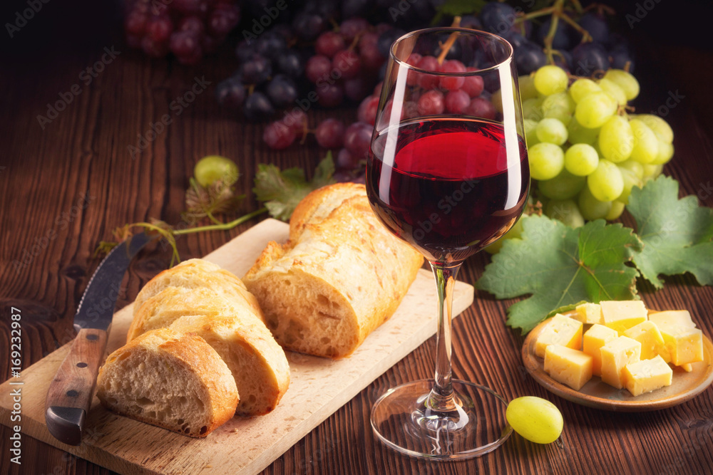 Wein, Baguette, Trauben und Käse Stock-Foto | Adobe Stock