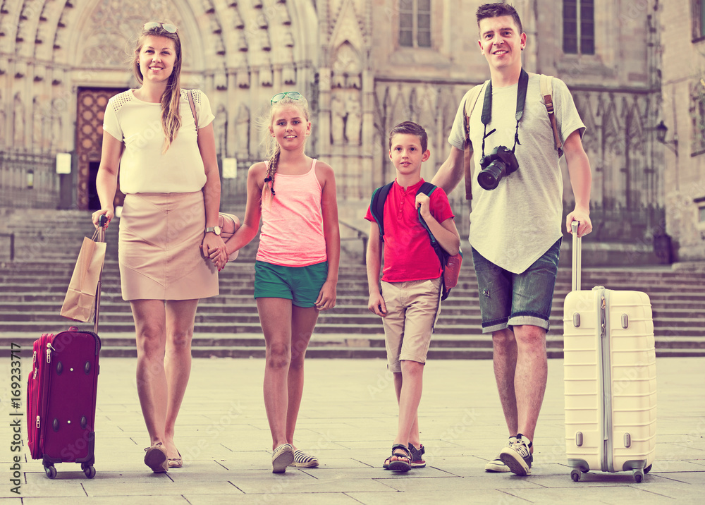 Obraz premium Traveling family walking along city