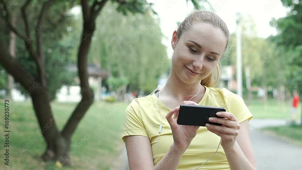 Sporty girl browsing internet on smartphone, steadycam shot
Sporty girl browsing internet on smartphone, steadycam shot