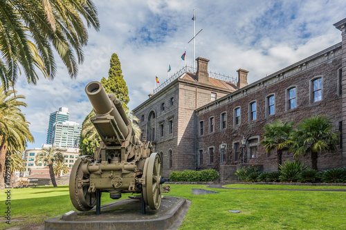 Foto Melbourne, Australia - July 29, 2017: Vintage cannon in front of Victoria Barrac