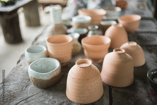 Fototapeta Rustykalne ręcznie robione ceramiczne gliniane kubki z terakoty