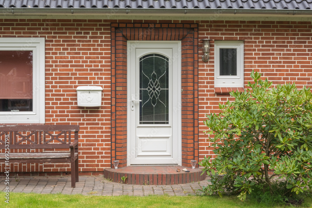 Weiße Haustür eines Hauses Weiße Haustür eines Hauses