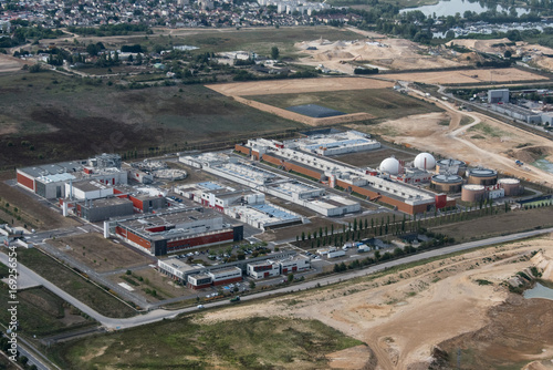 Vue aérienne d'une usine de traitement des eaux à Carrières-sous-Poissy dans la banlieue ouest de Paris en France