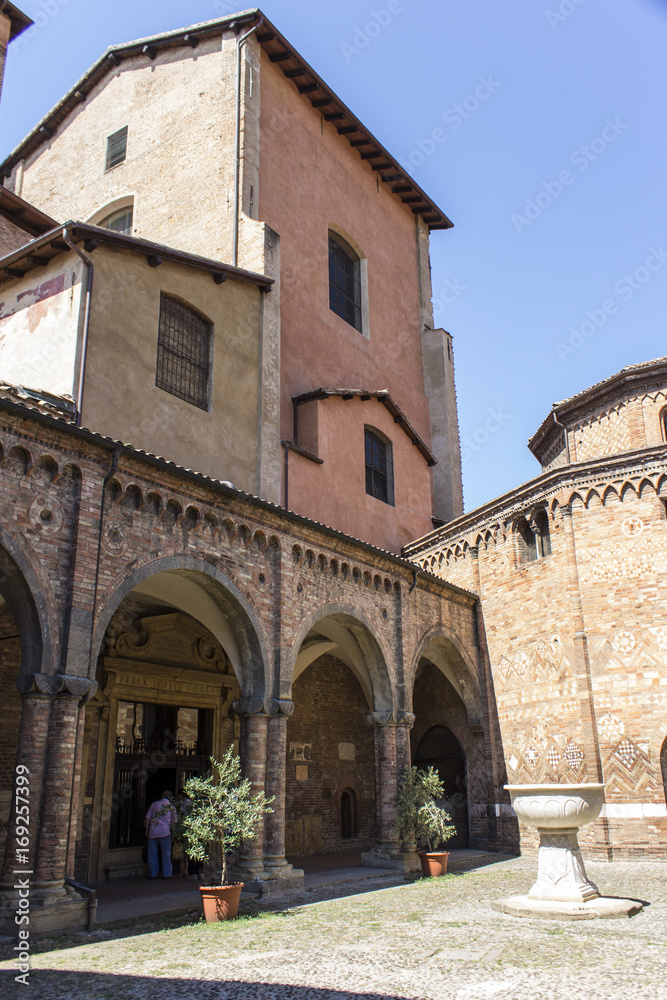 Fototapeta premium BOLOGNA, ITALIA - LUGLIO 23, 2017: Basilica di Santo Stefano ( sette Chiese) Emilia Romagna