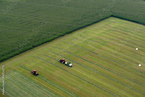 Luftaufnahme - Ernte - Landtechnik - Einfahren der Grassilage mit Traktor und Ladewagen
